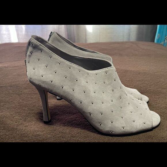 LORD & Taylor grey Genevive peep toe ankle booties size 7 M like new - Picture 4 of 11
